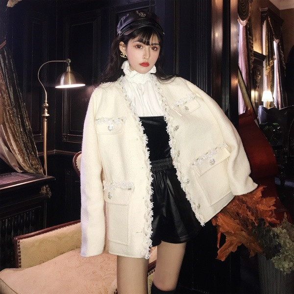 Модерно дамско палто с декорация в бял цвят