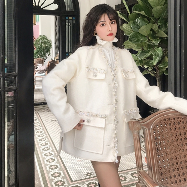 Модерно дамско палто с декорация в бял цвят