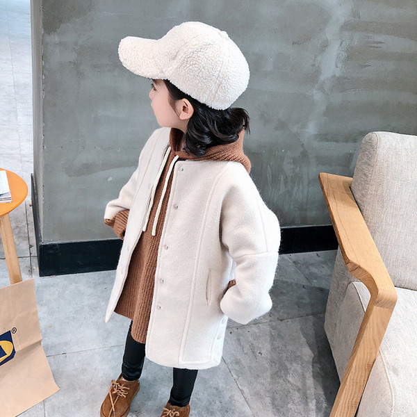 Κομψό μωρό παλτό για τα κορίτσια σε λευκό