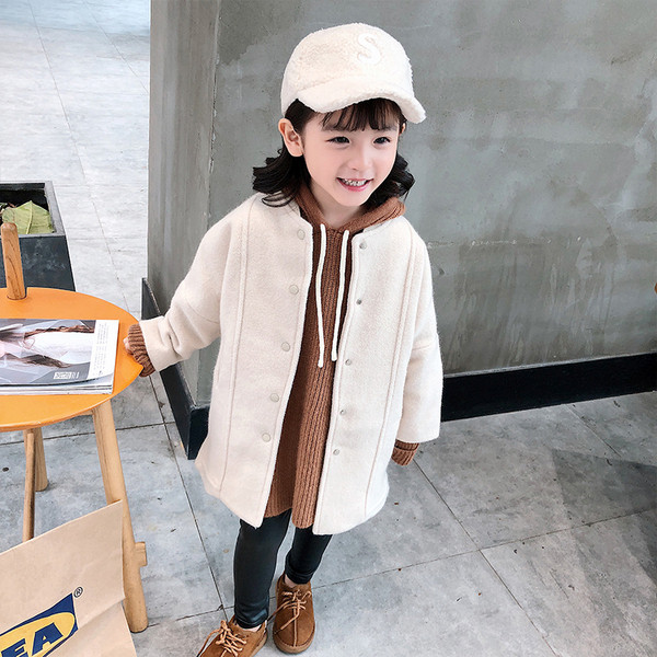 Κομψό μωρό παλτό για τα κορίτσια σε λευκό