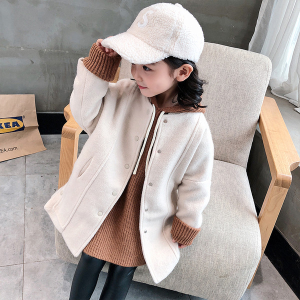 Κομψό μωρό παλτό για τα κορίτσια σε λευκό