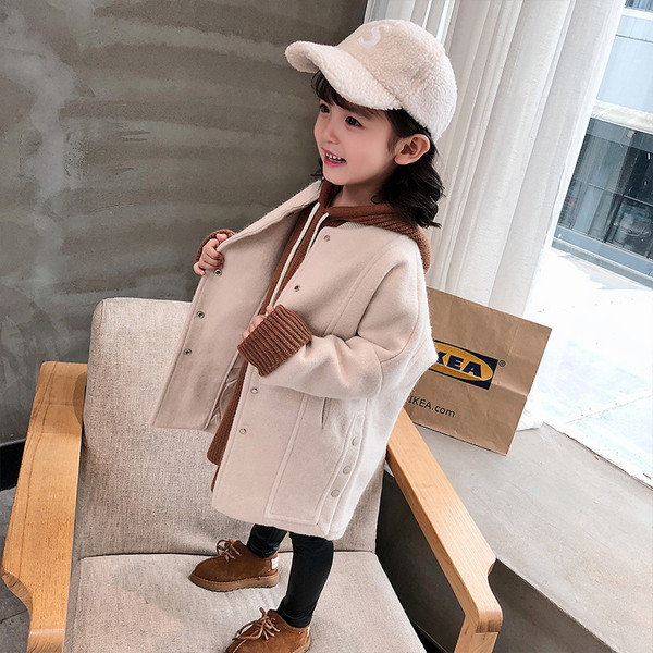 Κομψό μωρό παλτό για τα κορίτσια σε λευκό