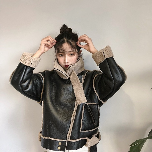 Зимно дамско яке от еко кожа с мека подплата в черен цвят