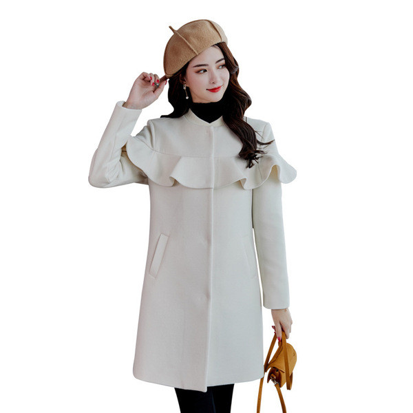 Κομψή γυναικεία παλτό με λευκούς τροχούς