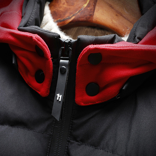 Спортно-ежедневно мъжко яке с качулка в черен ,бял и червен цвят 