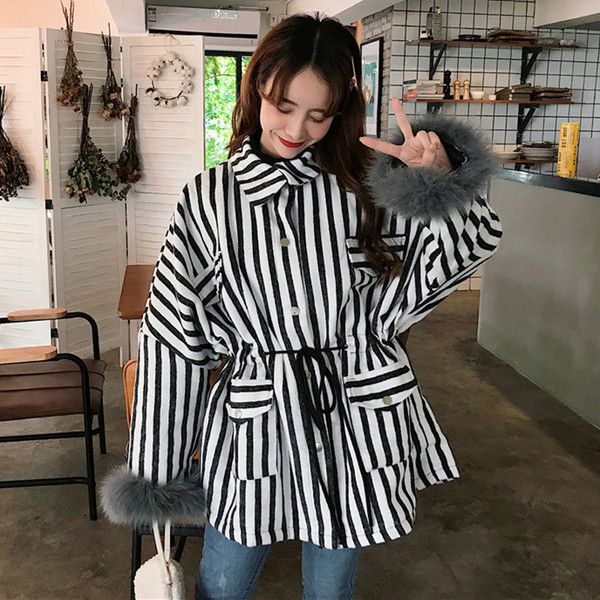 Palton de damă în dungi cu puf pe mâneci în două culori