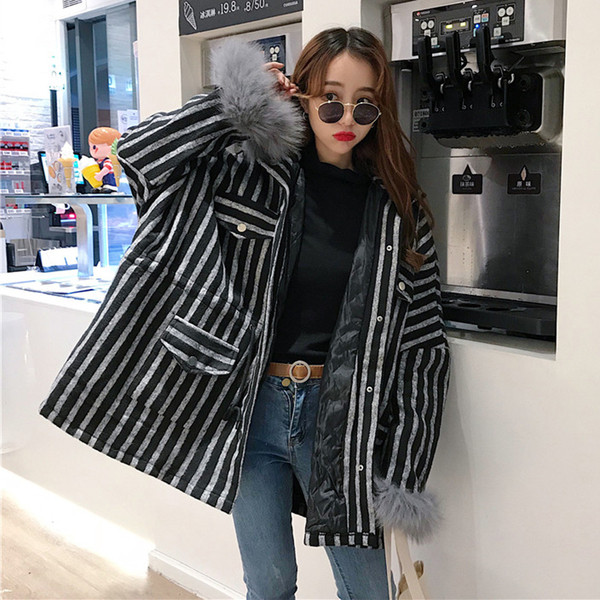 Palton de damă în dungi cu puf pe mâneci în două culori