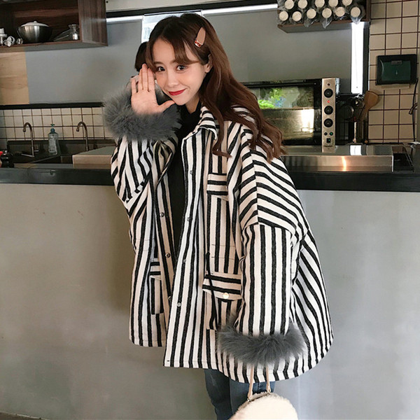 Palton de damă în dungi cu puf pe mâneci în două culori