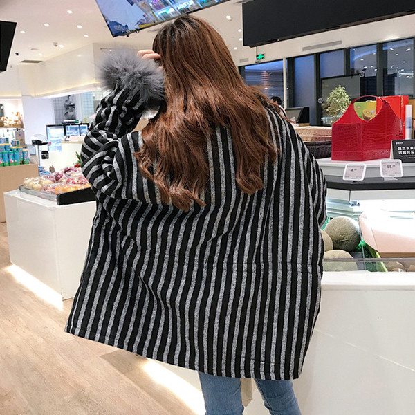 Palton de damă în dungi cu puf pe mâneci în două culori