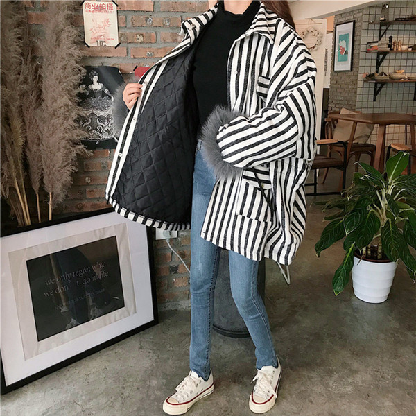 Palton de damă în dungi cu puf pe mâneci în două culori