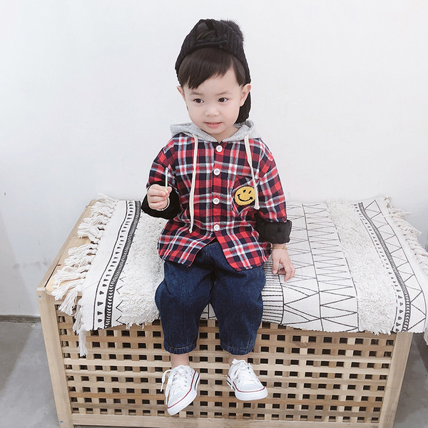 Gyerek kockás szűk kabát fiúknak kapucnival