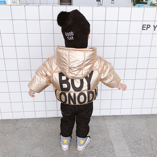 HIT Modern gyerek kabát fiúknak két színben, hátoldalán felirattal