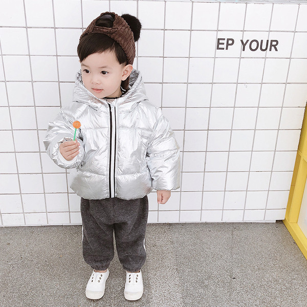 HIT Modern gyerek kabát fiúknak két színben, hátoldalán felirattal