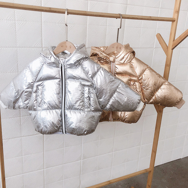 HIT Modern gyerek kabát fiúknak két színben, hátoldalán felirattal