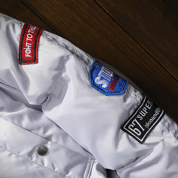 HIT Modern férfi kabát színes emblémákkal és kapucnival több színben