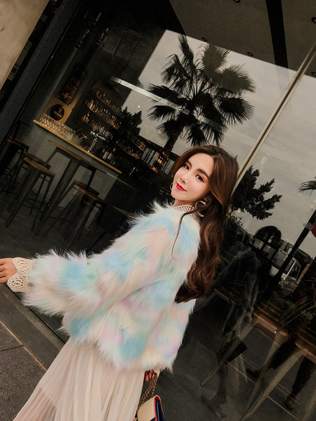 Palton de puf de damă modern de culoare deschisă