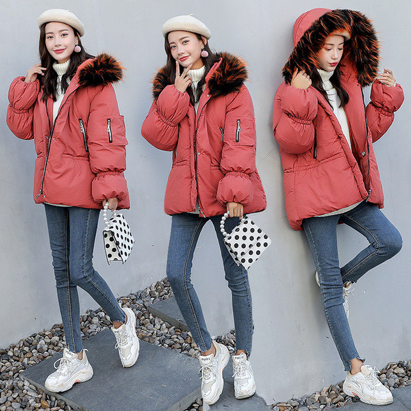 Stílusos női kabát színes pehellyel és kapucnival