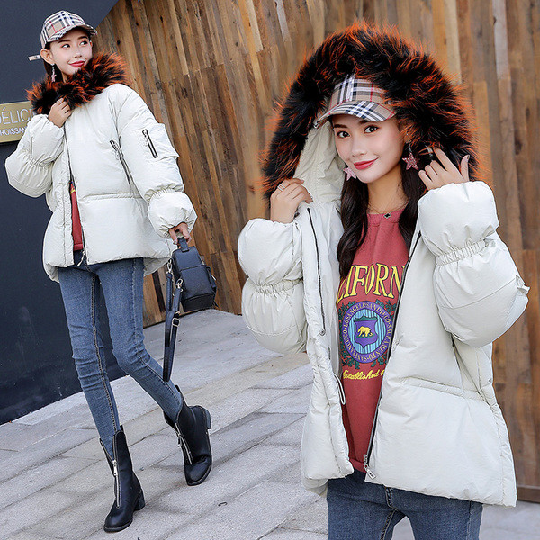 Stílusos női kabát színes pehellyel és kapucnival