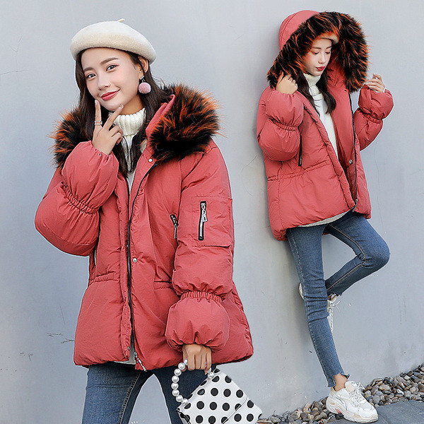 Stílusos női kabát színes pehellyel és kapucnival