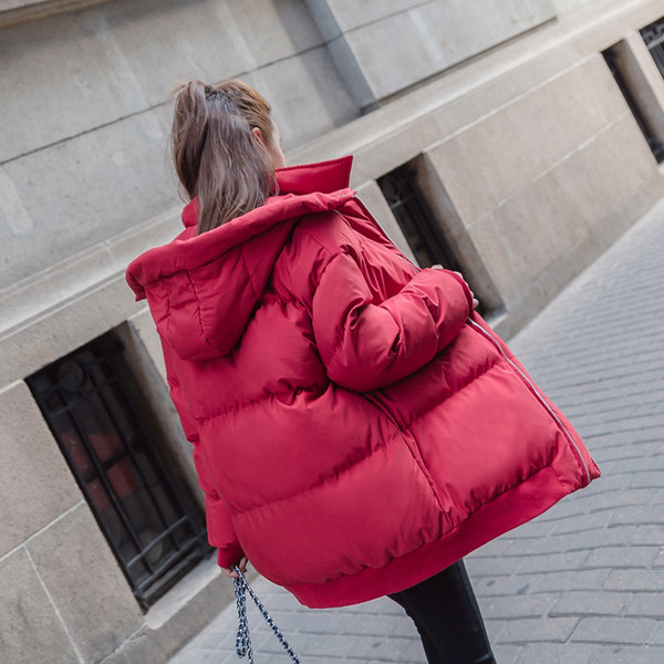 Modern női kabát kapucnival