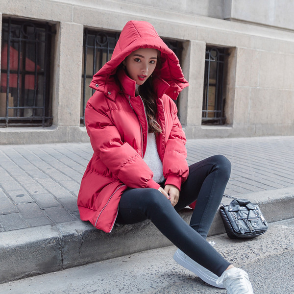 Modern női kabát kapucnival