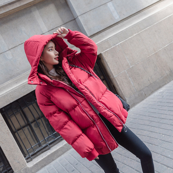 Modern női kabát kapucnival