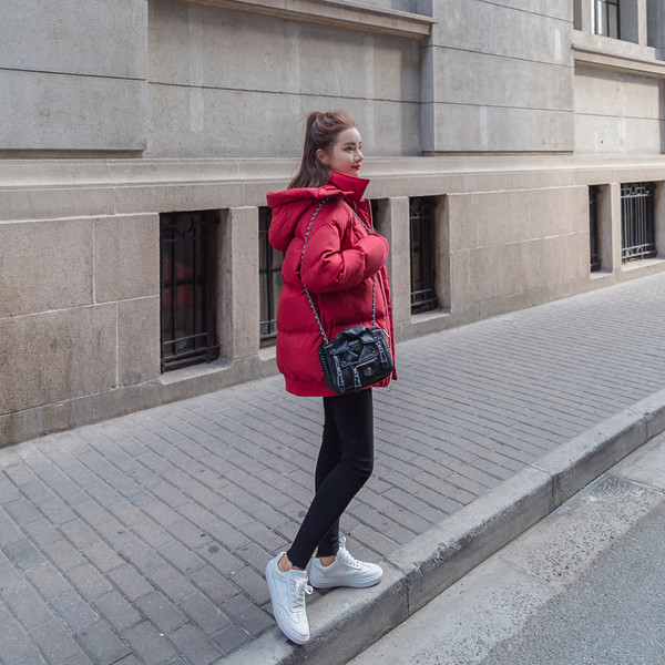 Modern női kabát kapucnival