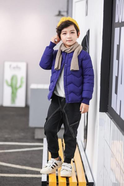 Modern gyerekkabát fiúknak három színben