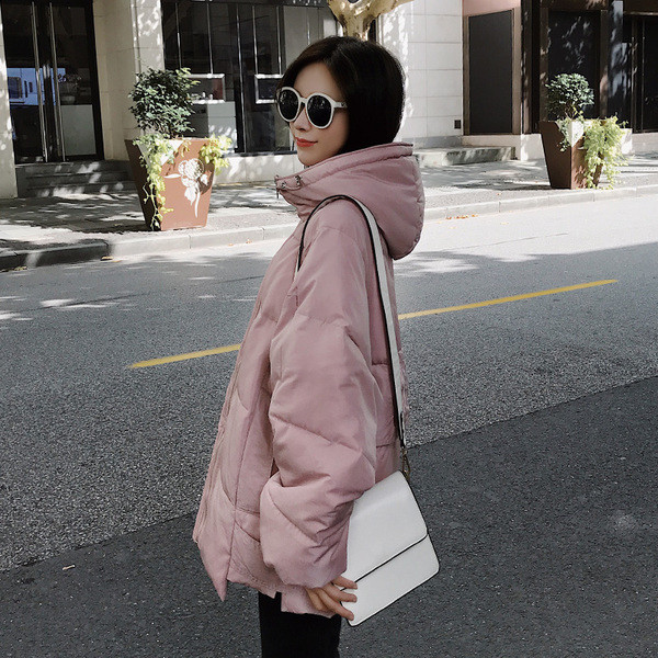 Női kabát fehér és rózsaszín széles modellben