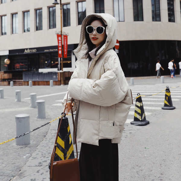 Női kabát fehér és rózsaszín széles modellben