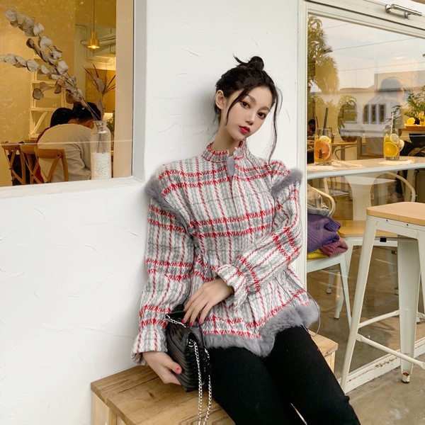 Stílusos női rövid kabát pehellyel