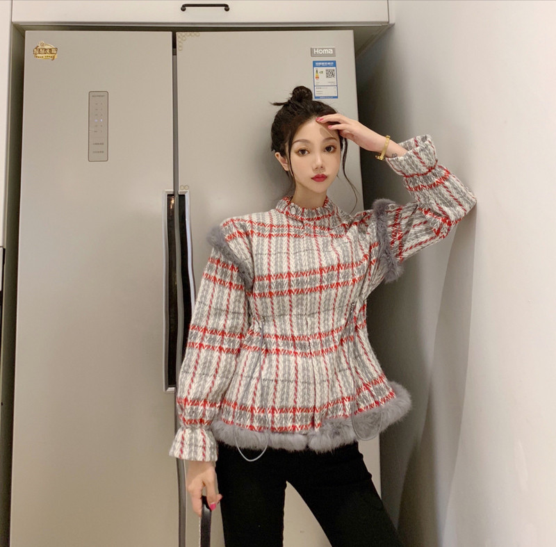 Stílusos női rövid kabát pehellyel