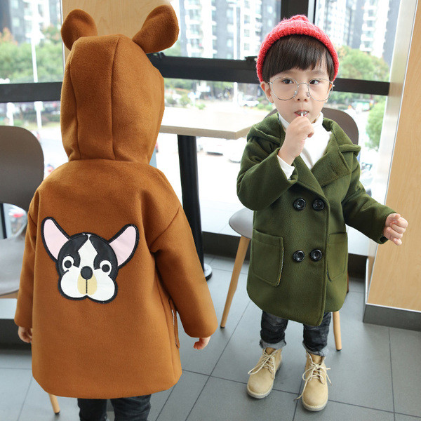 Modern gyerekkabát fiúknak rátéttel, három színben