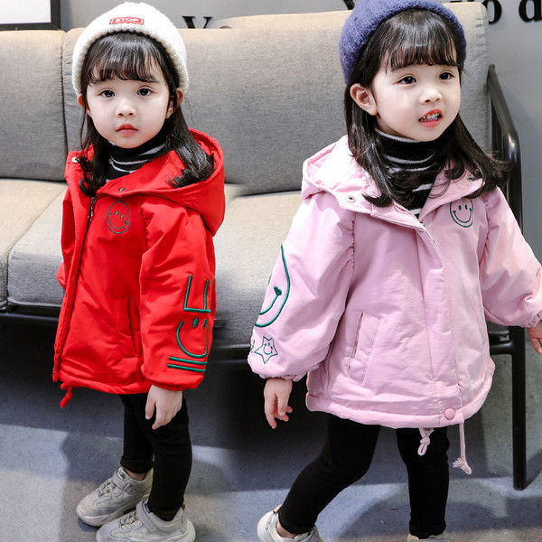 Modern gyerekdzseki lányoknak hímzéssel az ujjain