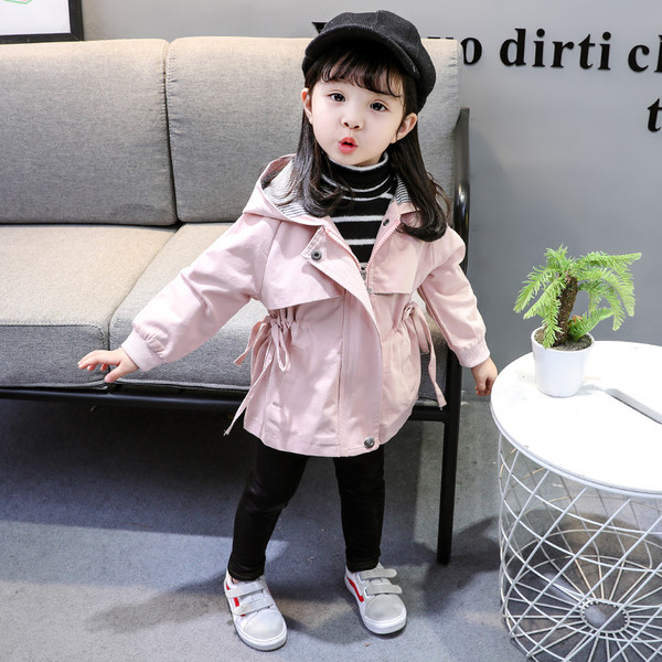 Modern őszi gyerekkabát, hátoldalán hímzéssel