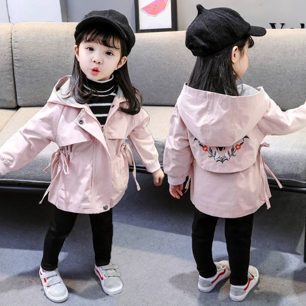 Modern őszi gyerekkabát, hátoldalán hímzéssel