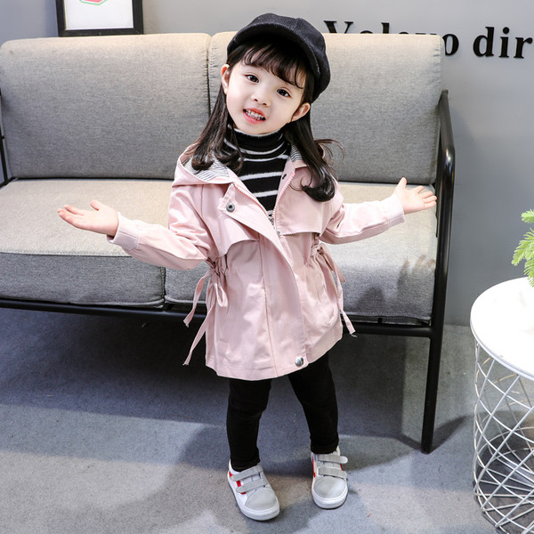 Modern őszi gyerekkabát, hátoldalán hímzéssel