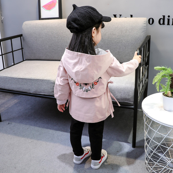 Modern őszi gyerekkabát, hátoldalán hímzéssel