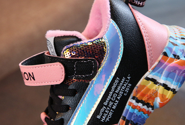 Téli tornacipő fiúknak és lányoknak rózsaszín és fekete színben