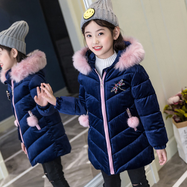 Téli gyerekdzseki hímzéssel és kapucnival