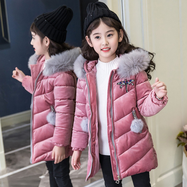 Téli gyerekdzseki hímzéssel és kapucnival