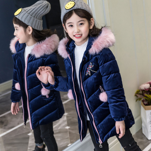 Téli gyerekdzseki hímzéssel és kapucnival