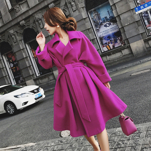 Modern, lila színű női kabátmodell övvel