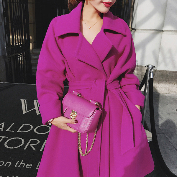 Modern, lila színű női kabátmodell övvel