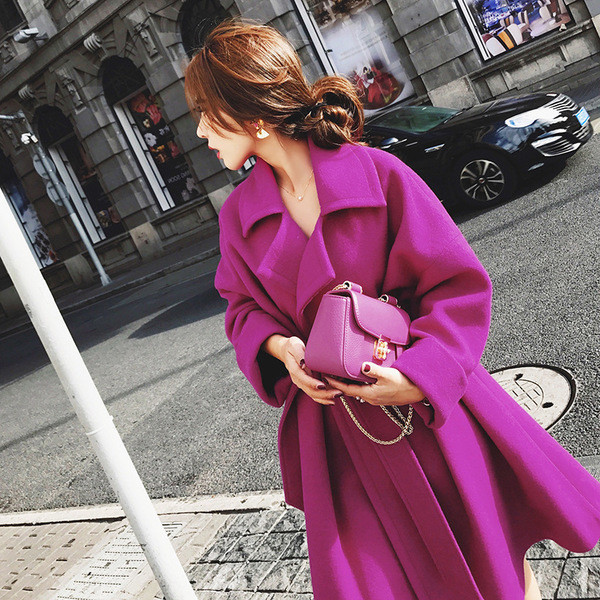 Modern, lila színű női kabátmodell övvel