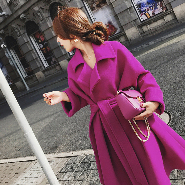 Modern, lila színű női kabátmodell övvel