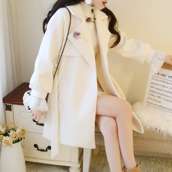 Női kabát V-alakú gallérral és övvel, két színben