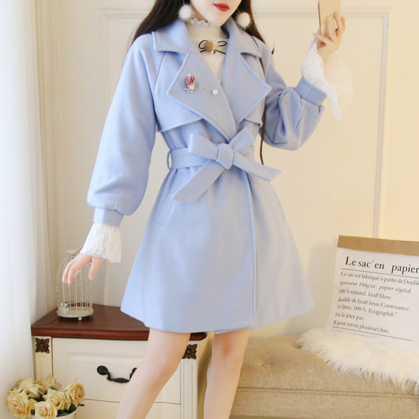 Női kabát V-alakú gallérral és övvel, két színben