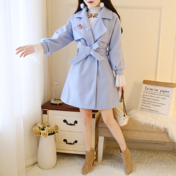 Női kabát V-alakú gallérral és övvel, két színben