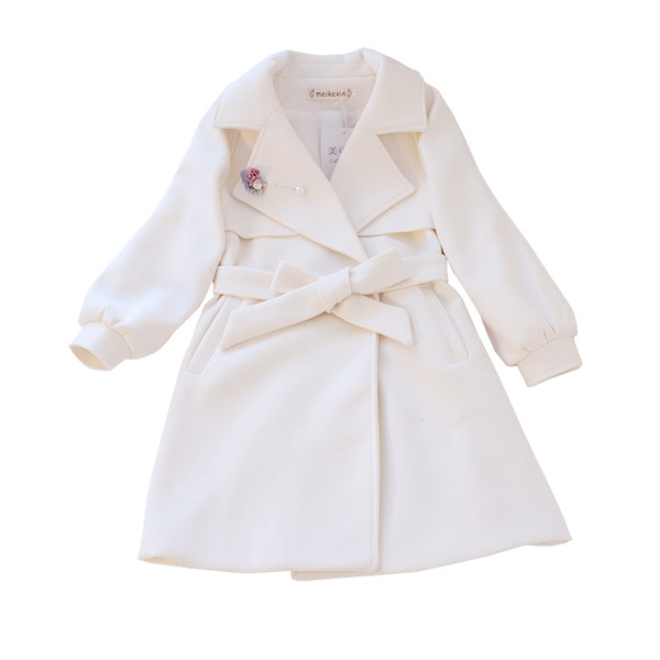 Női kabát V-alakú gallérral és övvel, két színben